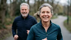 Nawet umiarkowana aktywność fizyczna po 50. roku życia przynosi zaskakujące efekty: opinie ekspertów